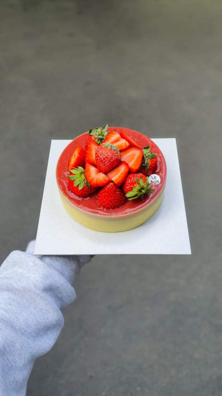 Un gâteau d'anniversaire grand format et délicieux