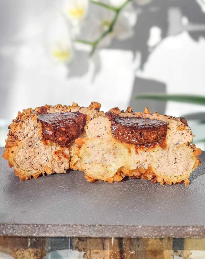 pâte à choux aux éclats d'amande, mousse légère pralinée amande et noisette, praliné coulant maison, noisettes torréfiées